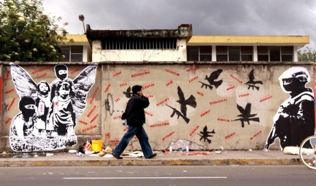Graffiti callejero en Quito: Stencil de protesta contra las guerrillas en Quito; tomado de Nambrena Urbano (http://nambrenaurbano.blogspot.com/2010/11/stencil-y-algo-mas.html)