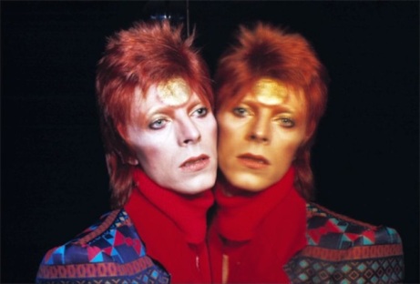 David Bowie por Masayoshi Sukita (http://www.konbini.com/us/lifestyle/fearless-faces-david-bowie-most-daring-looks/)